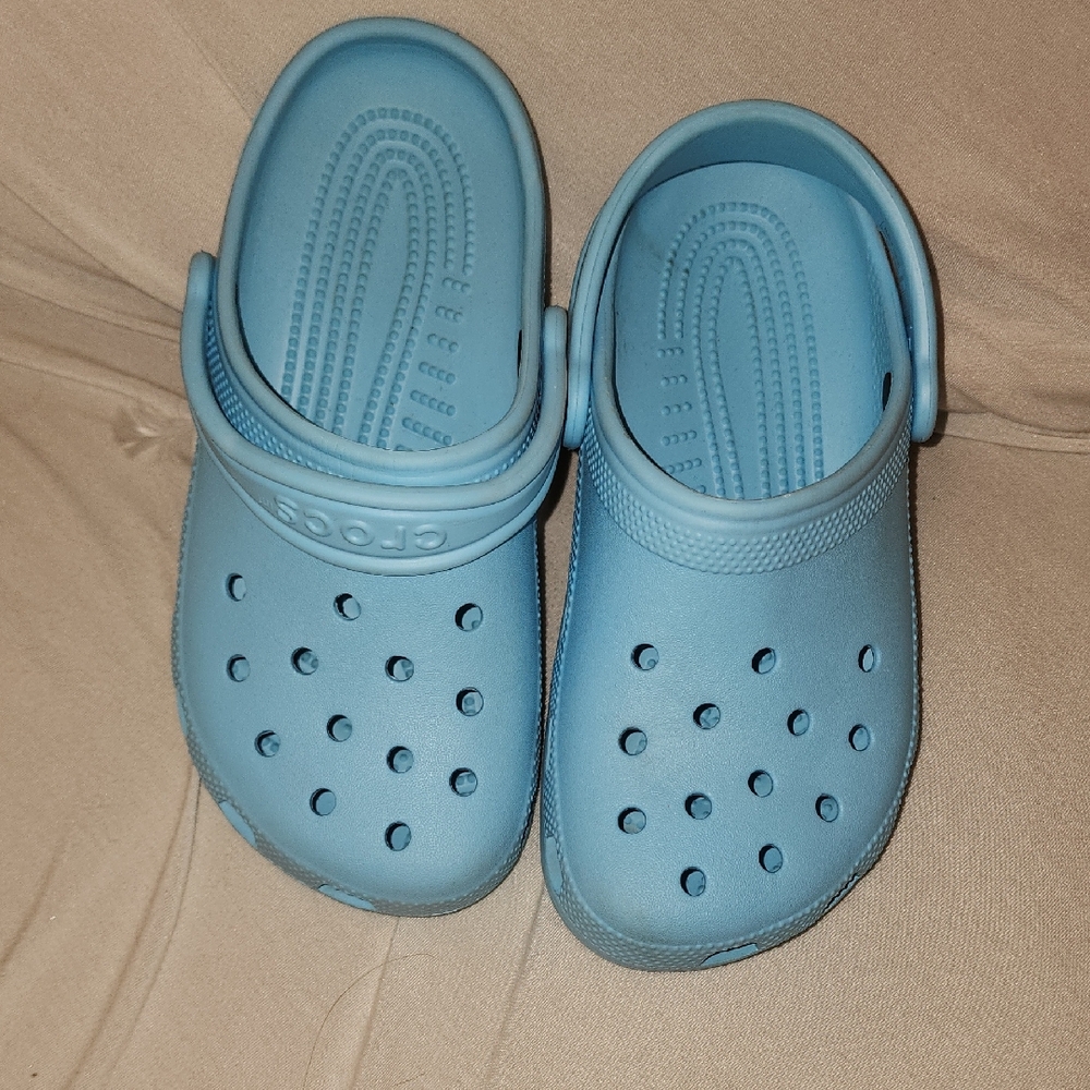 CROCS Kids Turquoise LT Blue Size 3 LIKE NEW